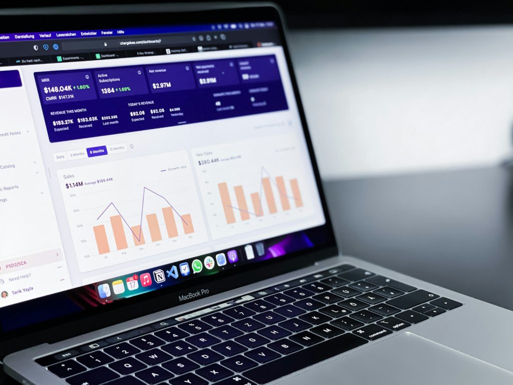 Tableau de bord d'une campagne Google Ads suivi par une équipe formée
