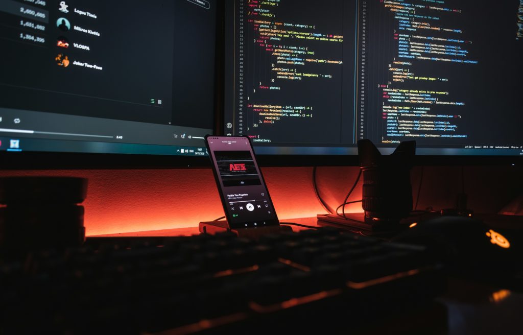 Développement sur-mesure : écran de code pour un projet d'entreprise