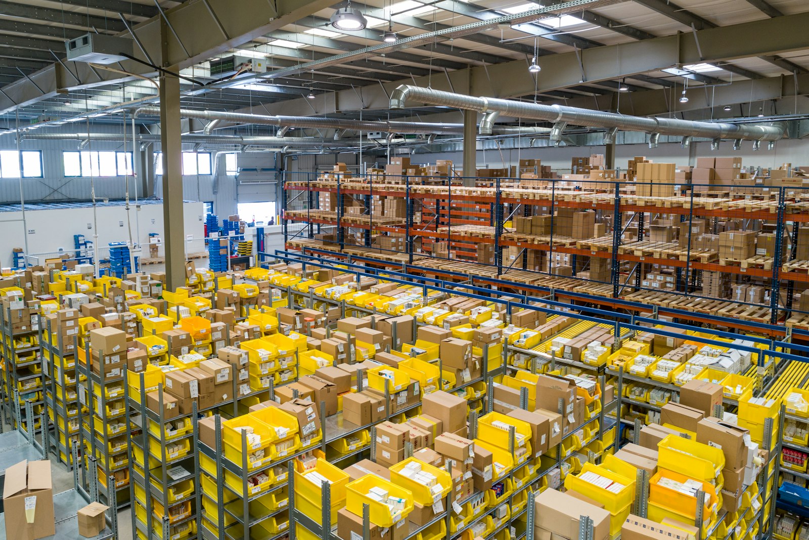 Préparation des commandes dans un entrepôt logistique