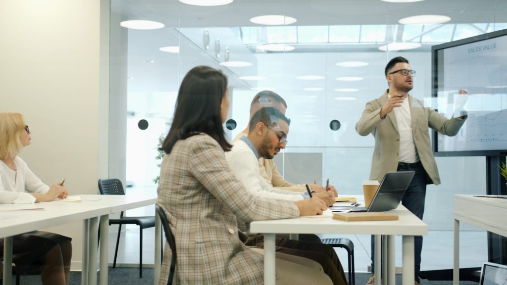 Formation SEO en équipe autour d'un ordinateur