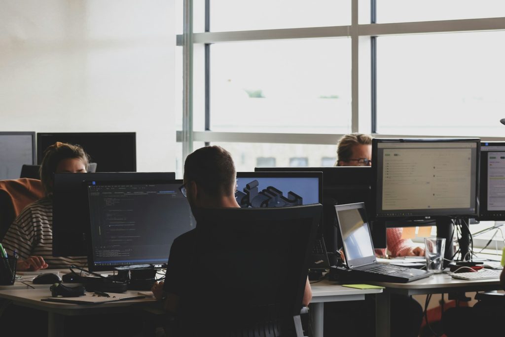 Équipe suivant une formation WordPress sur ordinateur