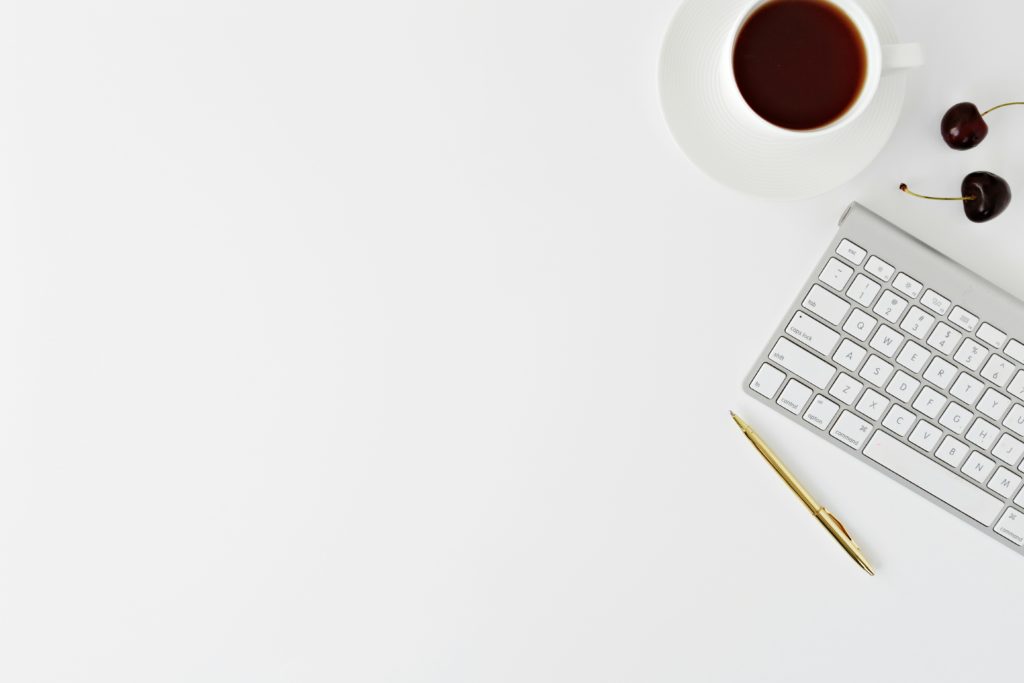 Rédaction de publications LinkedIn sur ordinateur
