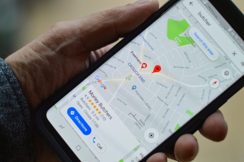 Référencement local affiché sur une carte smartphone