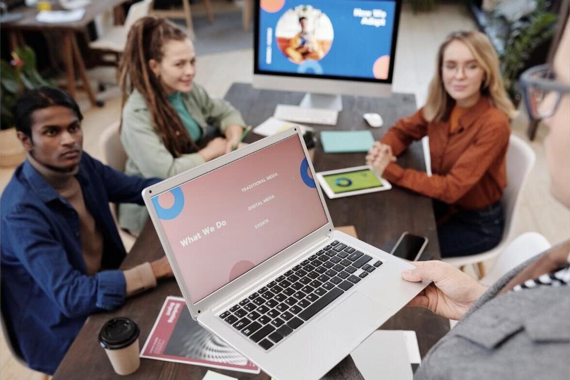 Équipe échangeant sur la stratégie d'un projet web